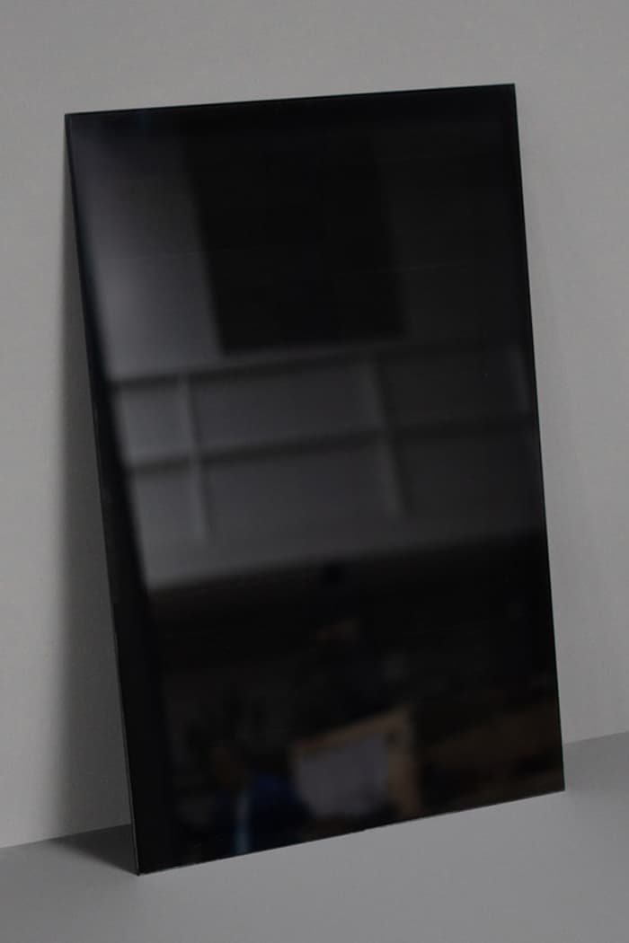 Zwart glanzend gekleurd zonnepaneel voor de gevel | Solarix