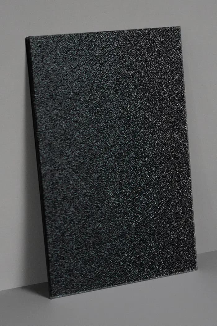 Zwart relief gekleurd zonnepaneel voor de gevel | Black relief-colored solar panel for the facade | Schwarzes, relieffarbenes Solarpanel für die Fassade | Solarix