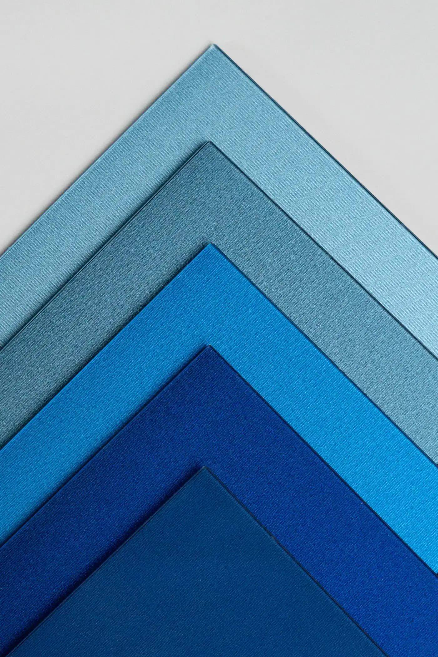 Blauw metallic gekleurde zonnepanelen voor gevels | Blue metallic coloured solar panels for façades | Blau metallicfarbene Solarmodule für Fassaden | Solarix