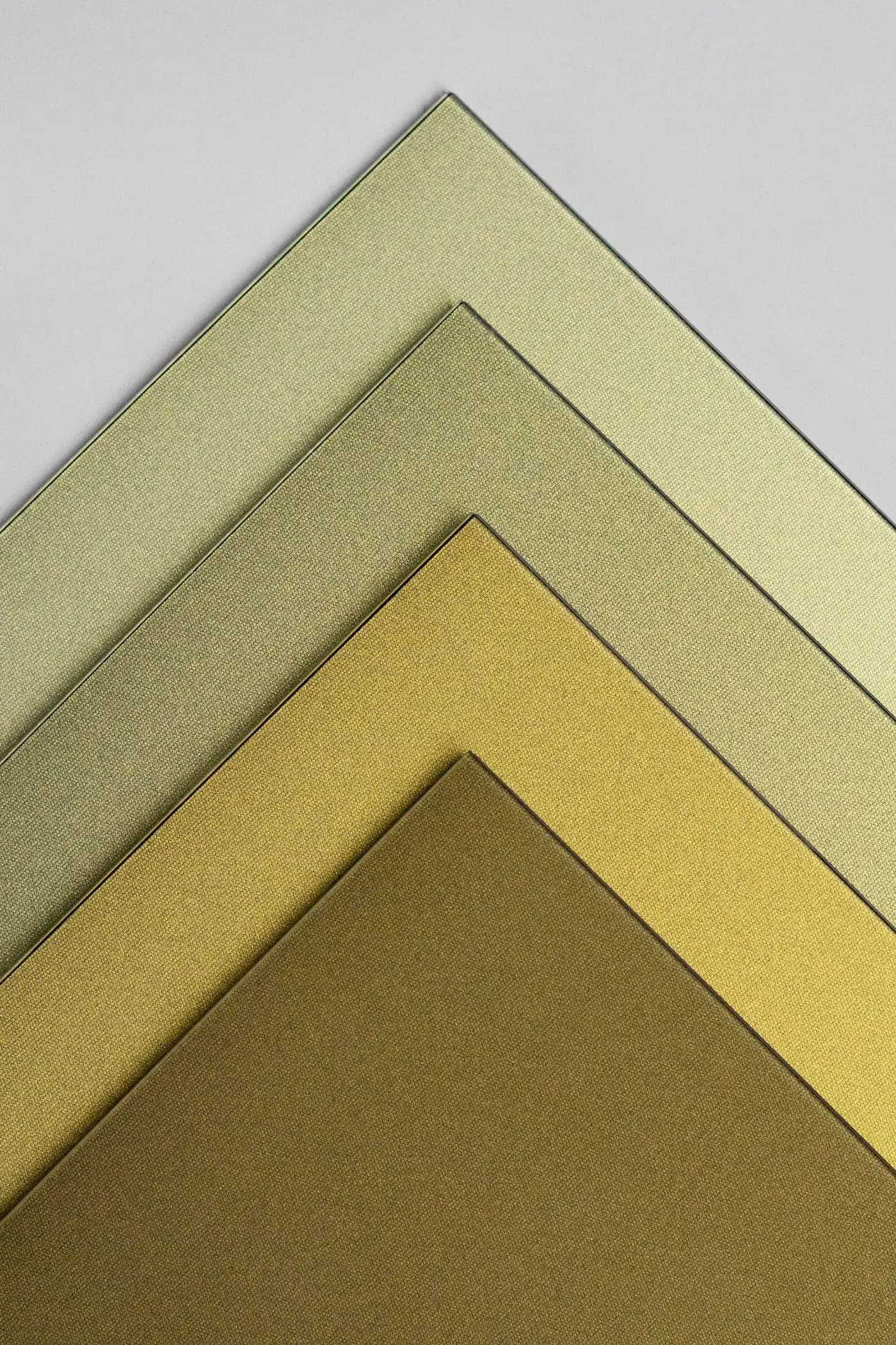 Geel/bronze metallic gekleurde zonnepanelen voor gevels | Yellow/bronze metallic coloured solar panels for façades | Gelb/bronze metallicfarbene Solarmodule für Fassaden | Solarix
