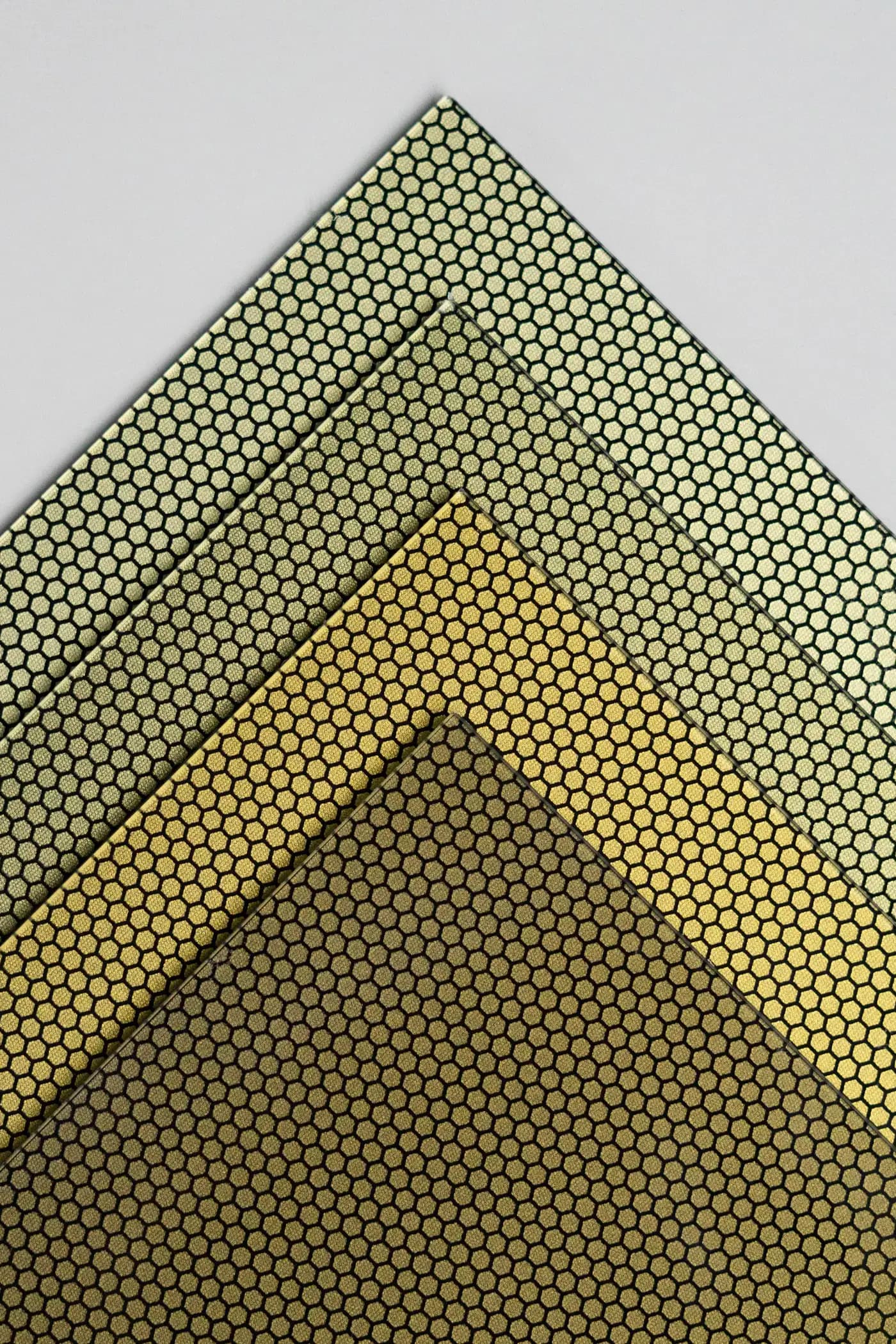 Geel/bronze metallic gekleurde zonnepanelen voor gevels | Yellow/bronze metallic coloured solar panels for façades | Gelb/bronze metallicfarbene Solarmodule für Fassaden | Solarix