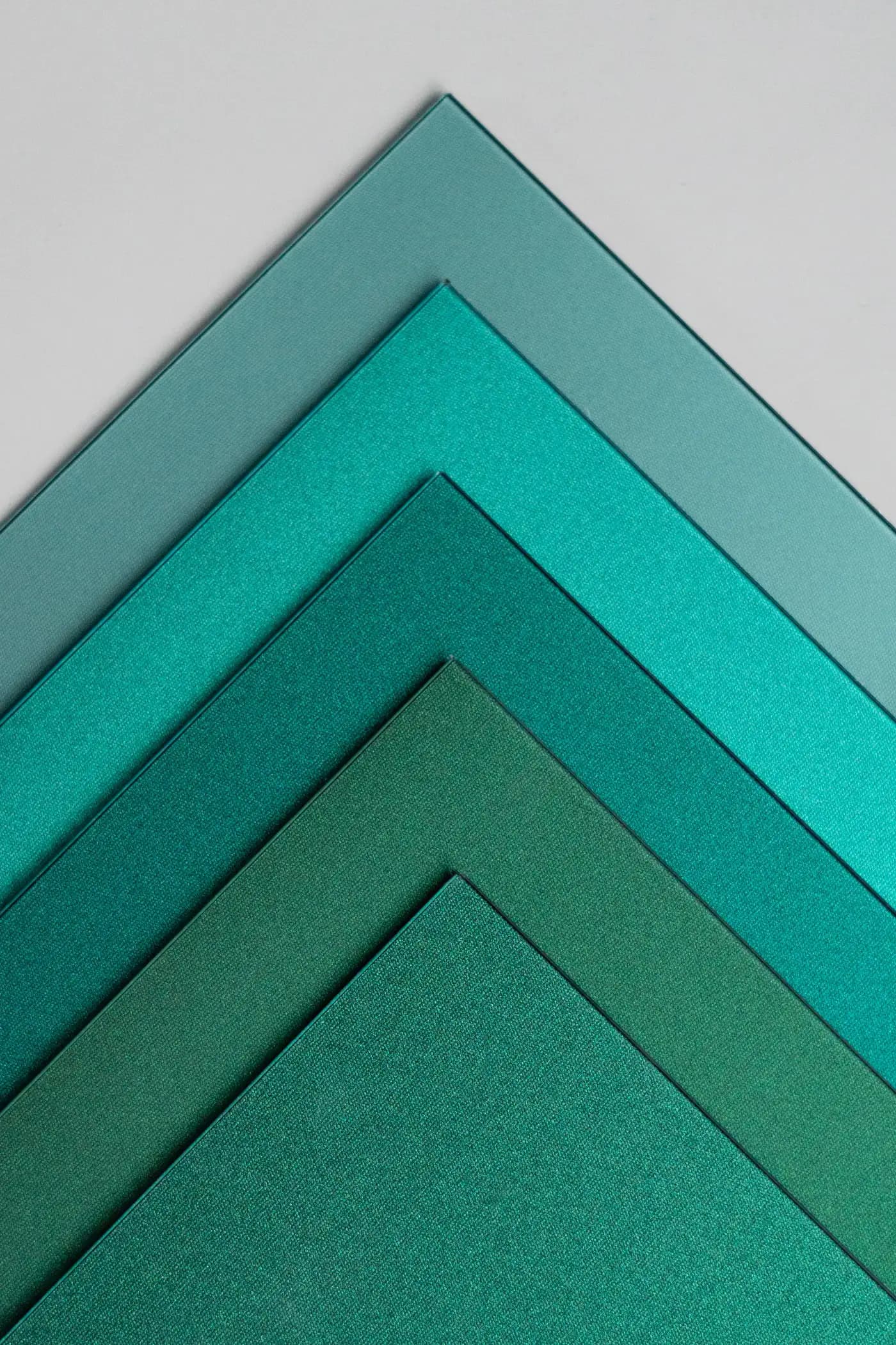 Groen metallic gekleurde zonnepanelen voor gevels | Green metallic coloured solar panels for façades | Grün metallicfarbene Solarmodule für Fassaden | Solarix