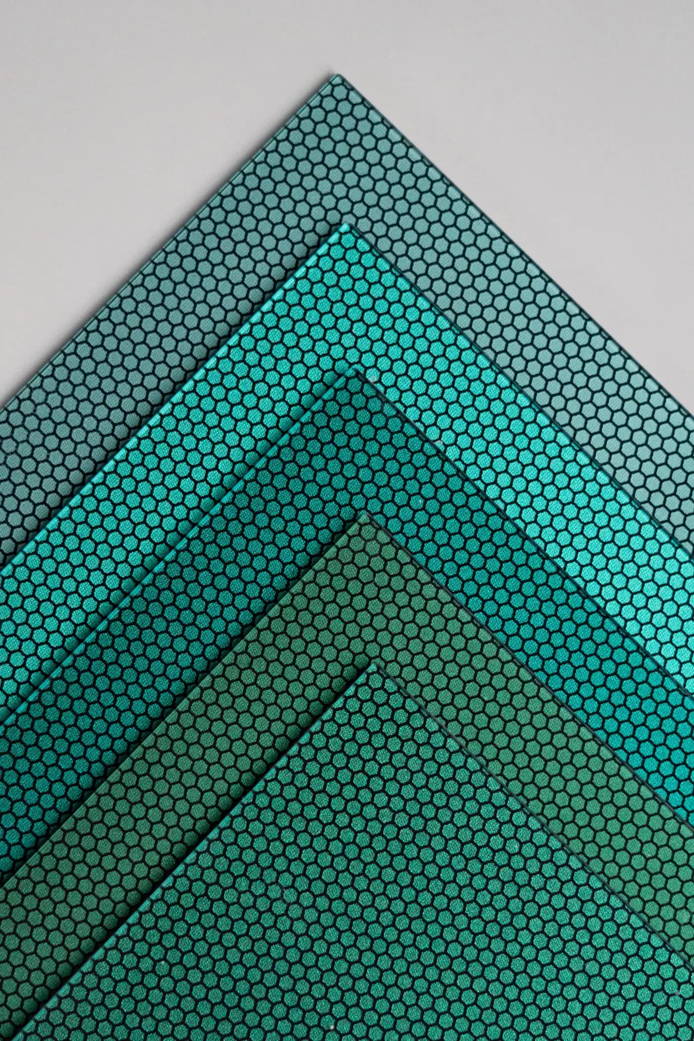 Groen metallic gekleurde zonnepanelen voor gevels | Green metallic coloured solar panels for façades | Grün metallicfarbene Solarmodule für Fassaden | Solarix