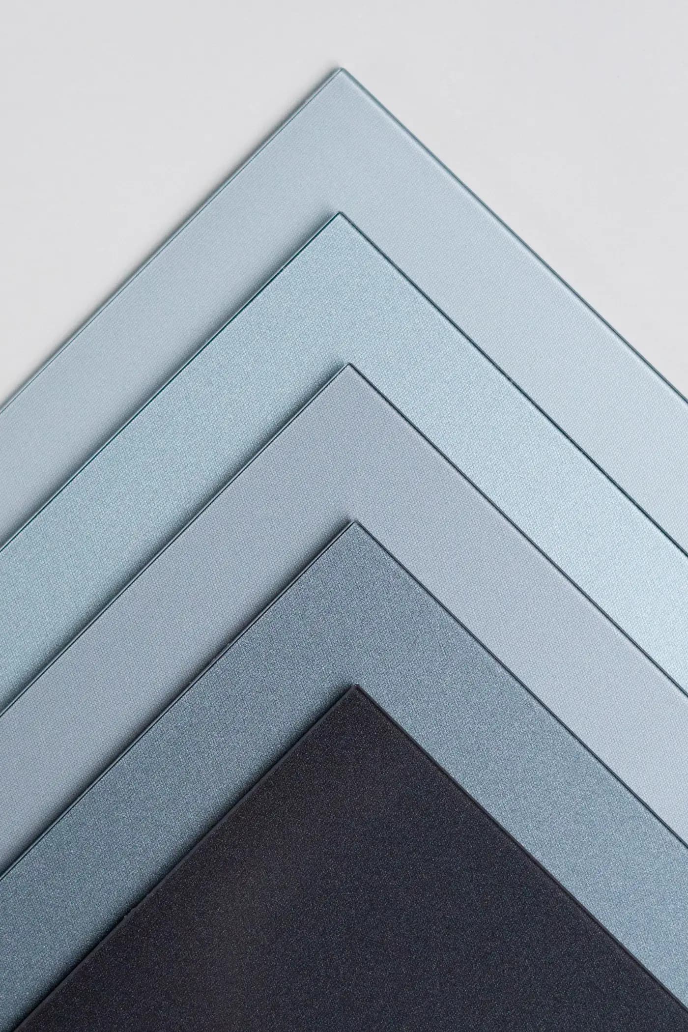 Grijs metallic gekleurde zonnepanelen voor gevels |Grey metallic coloured solar panels for facades | Grau metallicfarbene Solarmodule für Fassaden | Solarix