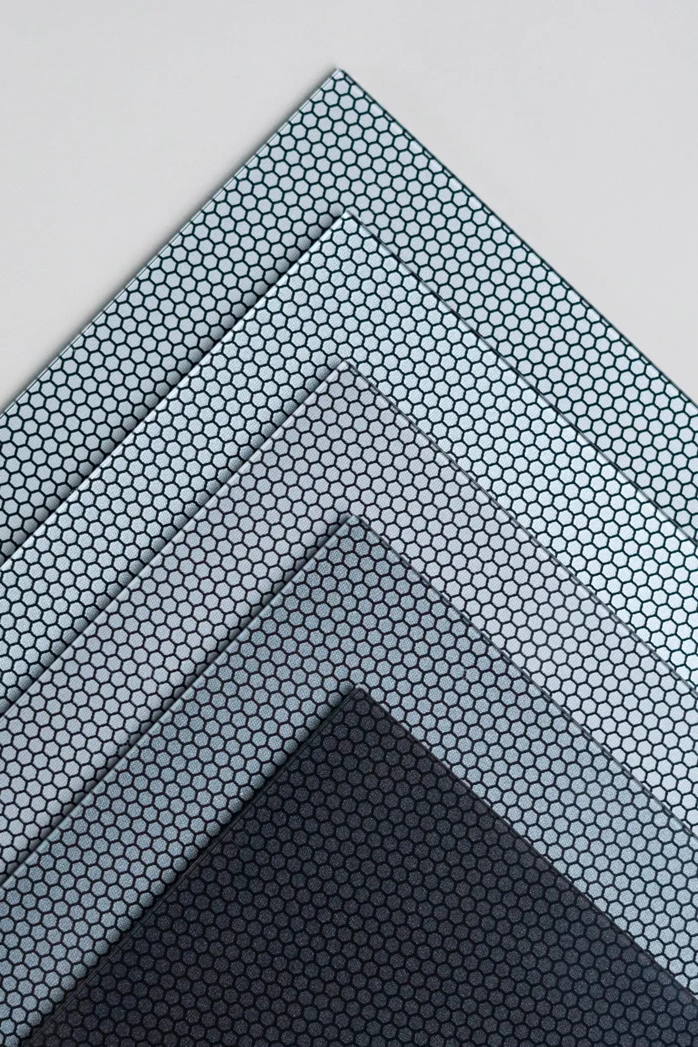 Grijs metallic gekleurde zonnepanelen voor gevels |Grey metallic coloured solar panels for facades | Grau metallicfarbene Solarmodule für Fassaden | Solarix