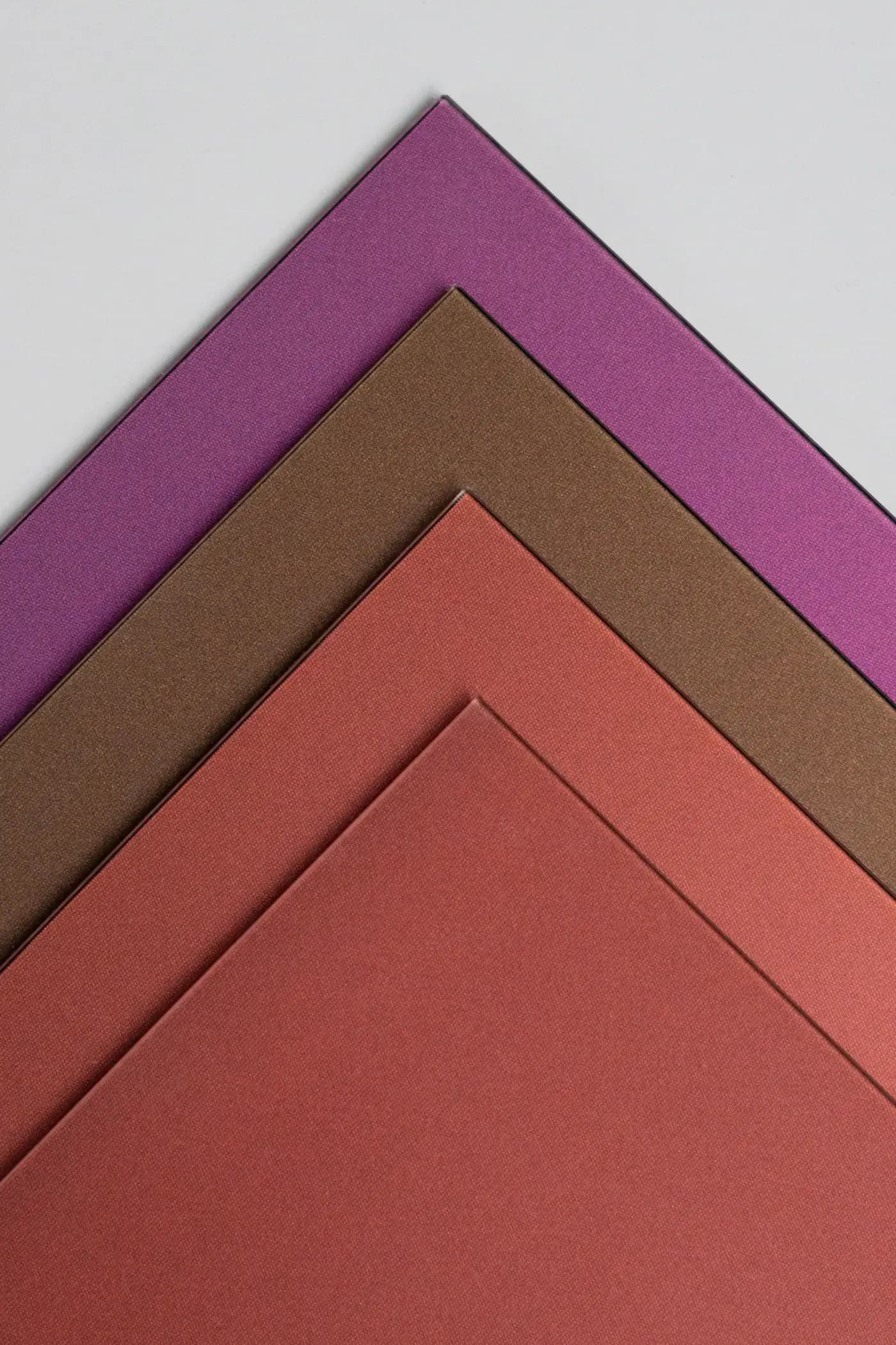 Rood metallic gekleurde zonnepanelen voor gevels | Red metallic coloured solar panels for façades | Rot metallicfarbene Solarmodule für Fassaden | Solarix