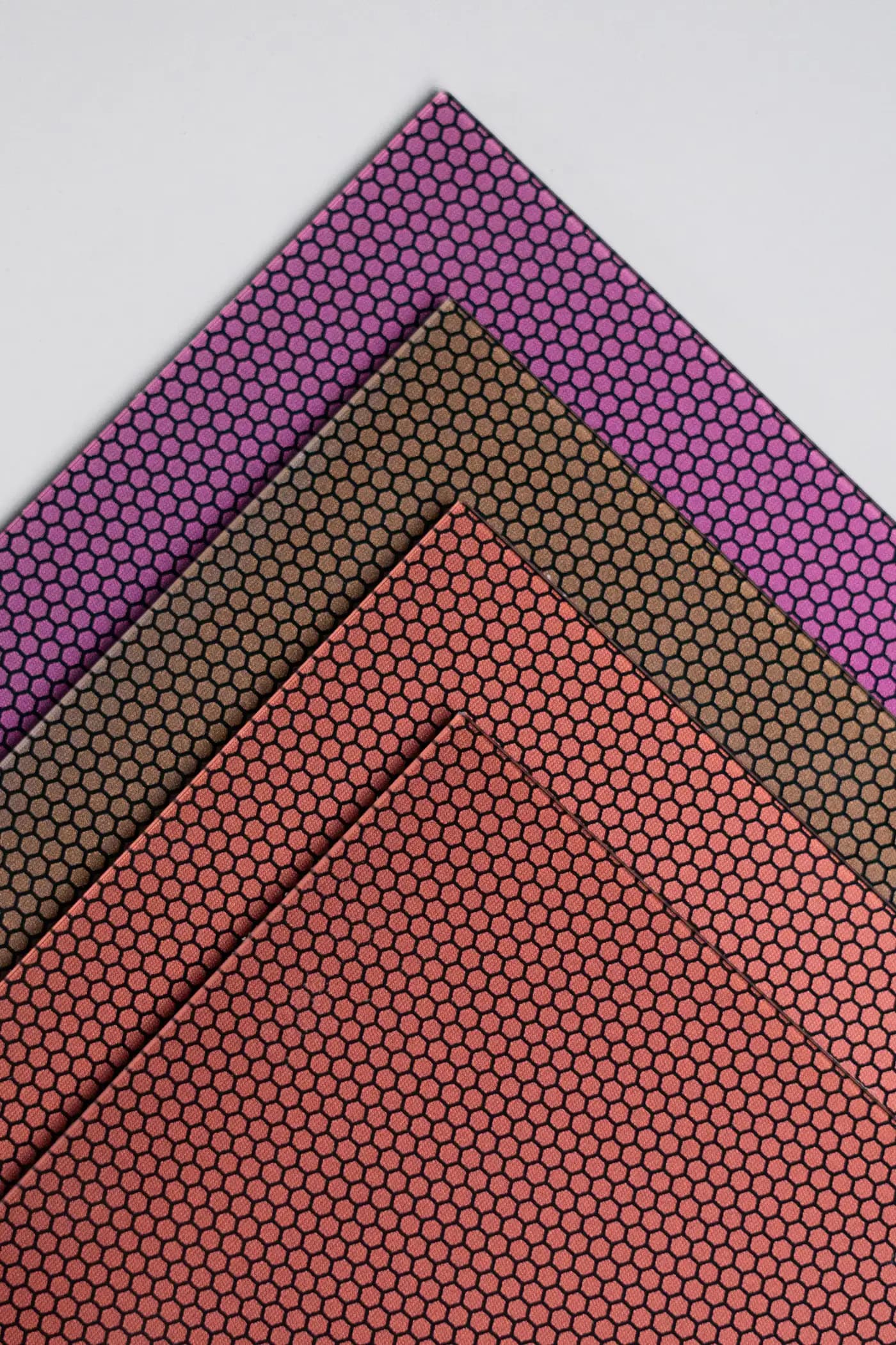 Rood metallic gekleurde zonnepanelen voor gevels | Red metallic coloured solar panels for façades | Rot metallicfarbene Solarmodule für Fassaden | Solarix