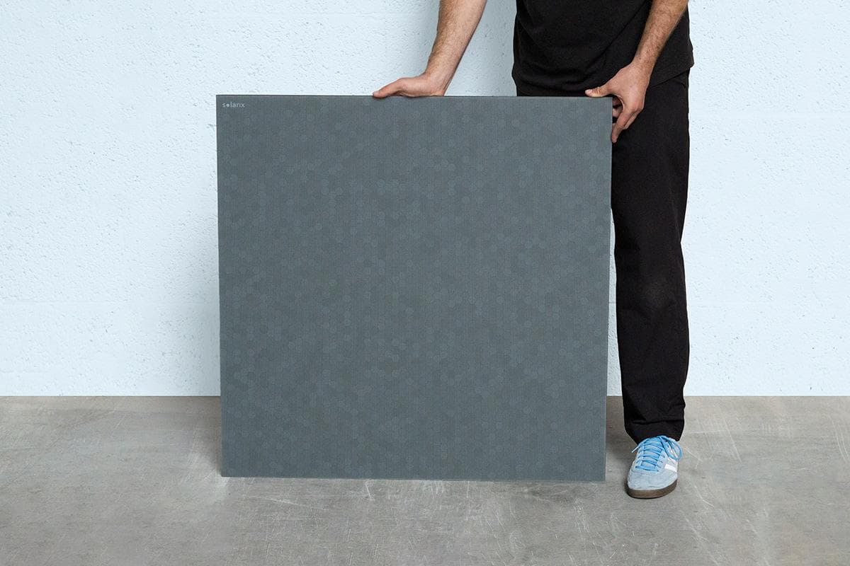 Antraciet grijs zonnepaneel voor op de gevel | Anthracite gray solar panel for the facade | Anthrazitgraues Solarmodul für die Fassade | Solarix