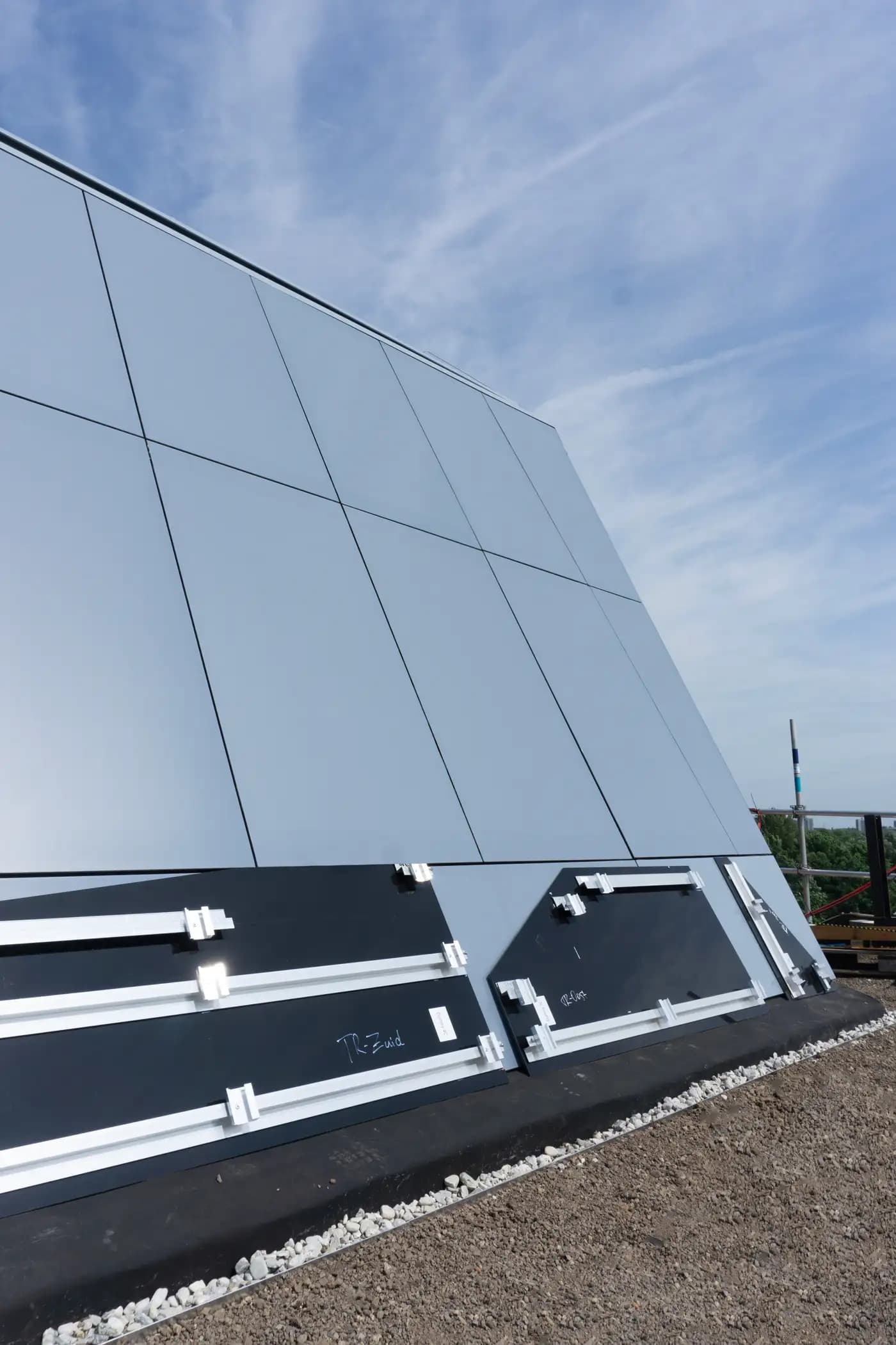 Zonnegevel en batterij-opslag als oplossing voor netcongestie | Solar facade and battery storage as a solution for grid congestion | Solarfassade und Batteriespeicher als Lösung für Netzengpässe | Solarix