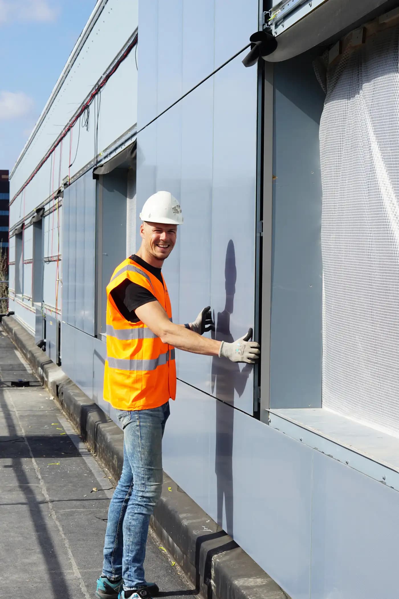 Installatie zonnegevel | Zonnegevel en batterij-opslag als oplossing voor netcongestie | Solar facade and battery storage as a solution for grid congestion | Solarfassade und Batteriespeicher als Lösung für Netzengpässe | Solarix