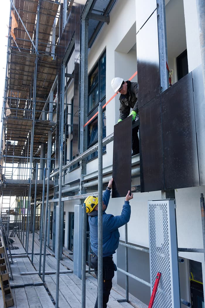 Proces bouw zonnepanelen gevel Baobab gebouw Utrecht | Solarix