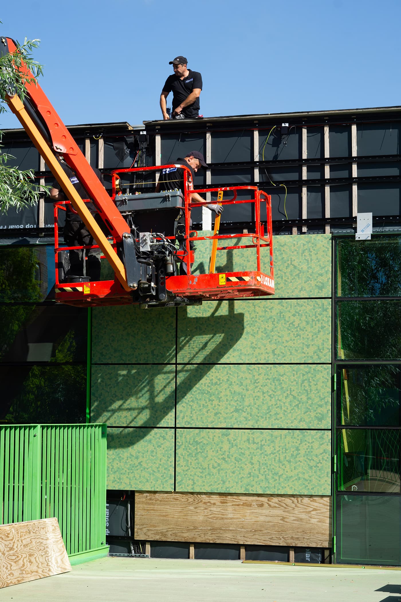 Bekijk de making of: de 1500 m2 zonnegevel van De Kikker | Watch the making of: the 1500 m2 solar facade of De Kikker | Solarix