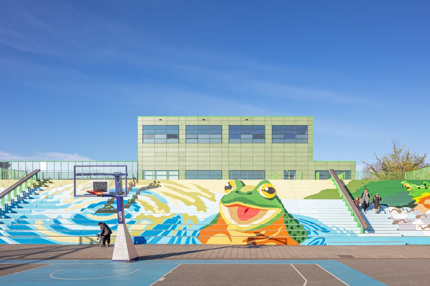 Groen gekleurde zonnepanelen op gevel Brede school De Kikker, Osdorp, Amsterdam | Green colored solar panels on the facade of the De Kikker comprehensive school, Osdorp, Amsterdam | Grüne Sonnenkollektoren an der Fassade der De Kikker Community School, Osdorp, Amsterdam | Solarix