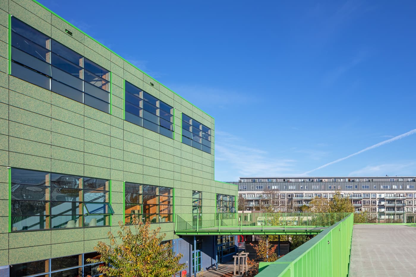 Groen gekleurde zonnepanelen op gevel Brede school De Kikker, Osdorp, Amsterdam | Green colored solar panels on the facade of the De Kikker comprehensive school, Osdorp, Amsterdam | Grüne Sonnenkollektoren an der Fassade der De Kikker Community School, Osdorp, Amsterdam | Solarix