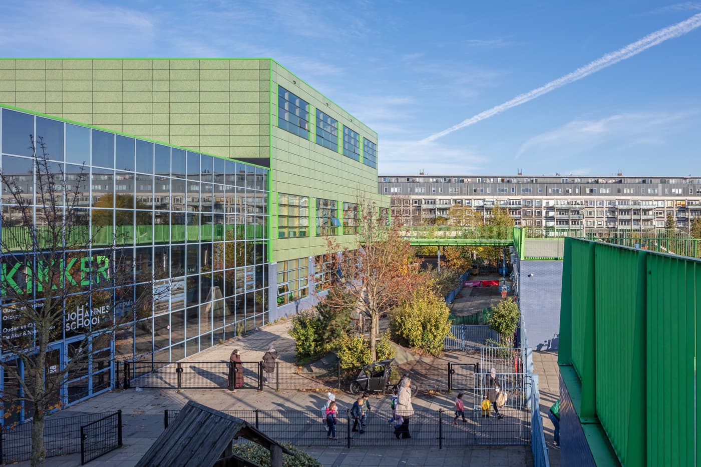 Groen gekleurde zonnepanelen op gevel Brede school De Kikker, Osdorp, Amsterdam | Green colored solar panels on the facade of the De Kikker comprehensive school, Osdorp, Amsterdam | Grüne Sonnenkollektoren an der Fassade der De Kikker Community School, Osdorp, Amsterdam | Solarix