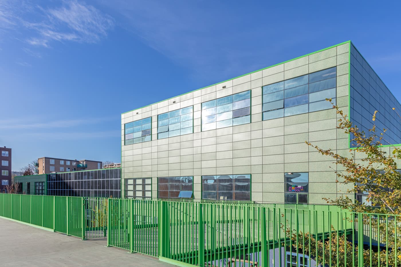 Groen gekleurde zonnepanelen op gevel Brede school De Kikker, Osdorp, Amsterdam | Green colored solar panels on the facade of the De Kikker comprehensive school, Osdorp, Amsterdam | Grüne Sonnenkollektoren an der Fassade der De Kikker Community School, Osdorp, Amsterdam | Solarix