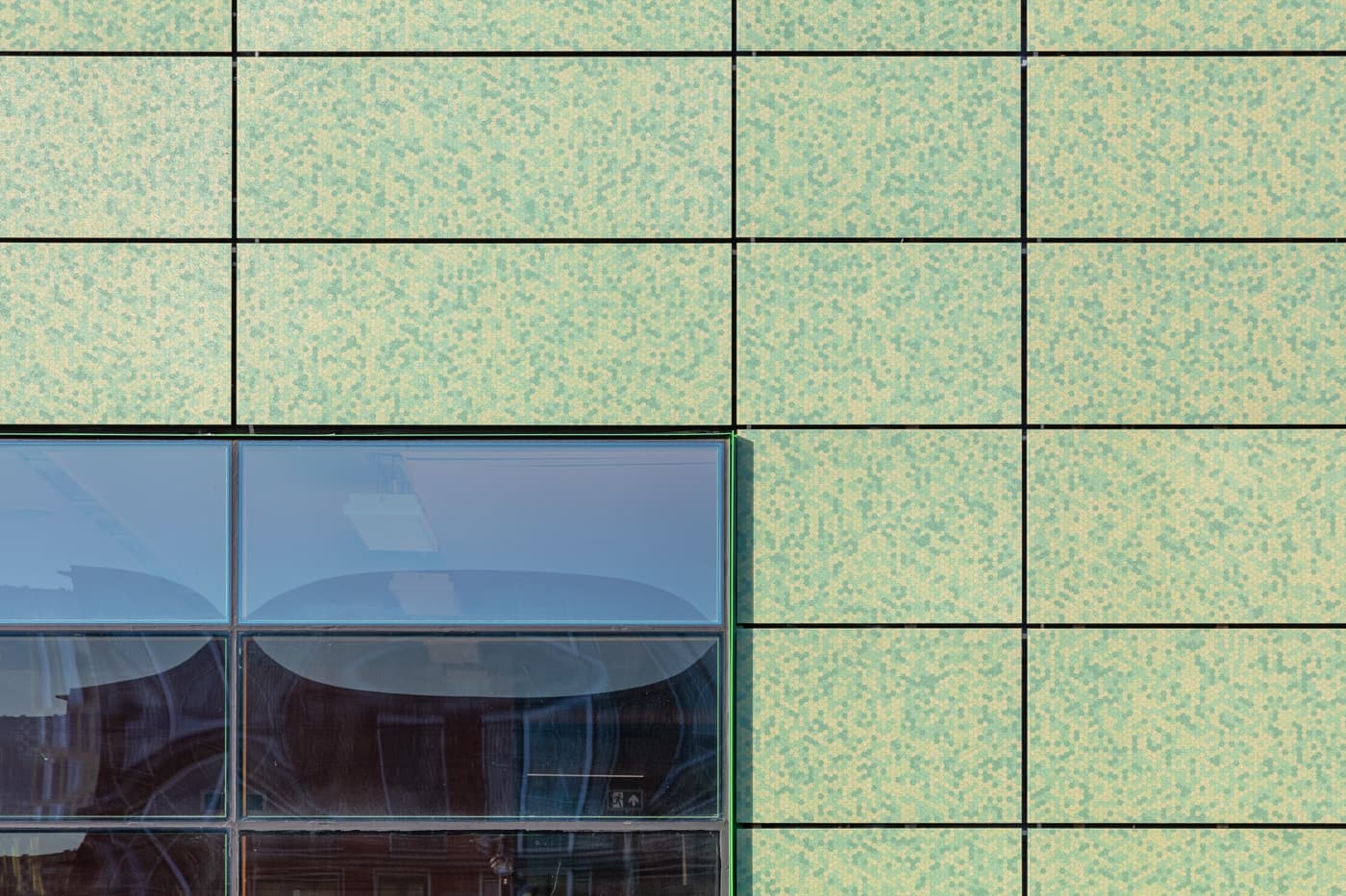 Groen gekleurde zonnepanelen op gevel Brede school De Kikker, Osdorp, Amsterdam | Green colored solar panels on the facade of the De Kikker comprehensive school, Osdorp, Amsterdam | Grüne Sonnenkollektoren an der Fassade der De Kikker Community School, Osdorp, Amsterdam | Solarix