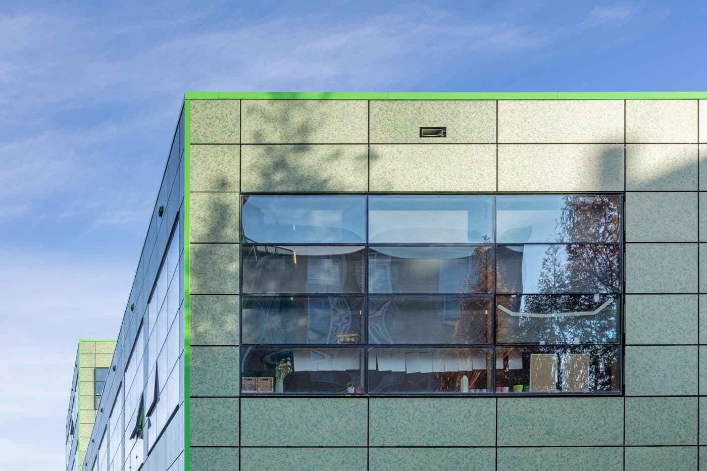 Groen gekleurde zonnepanelen op gevel Brede school De Kikker, Osdorp, Amsterdam | Green colored solar panels on the facade of the De Kikker comprehensive school, Osdorp, Amsterdam | Grüne Sonnenkollektoren an der Fassade der De Kikker Community School, Osdorp, Amsterdam | Solarix
