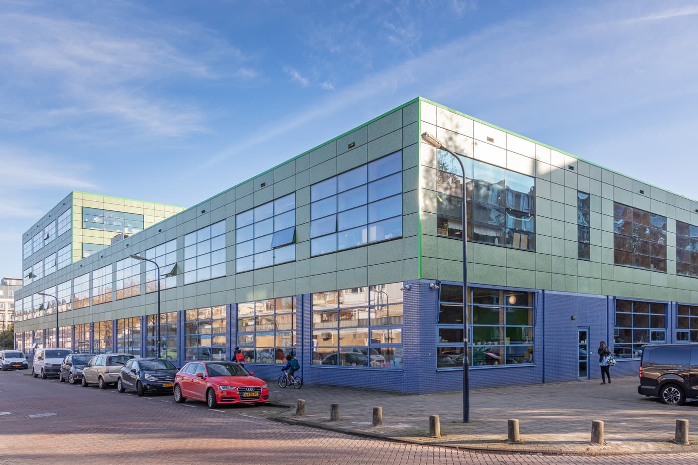 Groen gekleurde zonnepanelen op gevel Brede school De Kikker, Osdorp, Amsterdam | Green colored solar panels on the facade of the De Kikker comprehensive school, Osdorp, Amsterdam | Grüne Sonnenkollektoren an der Fassade der De Kikker Community School, Osdorp, Amsterdam | Solarix