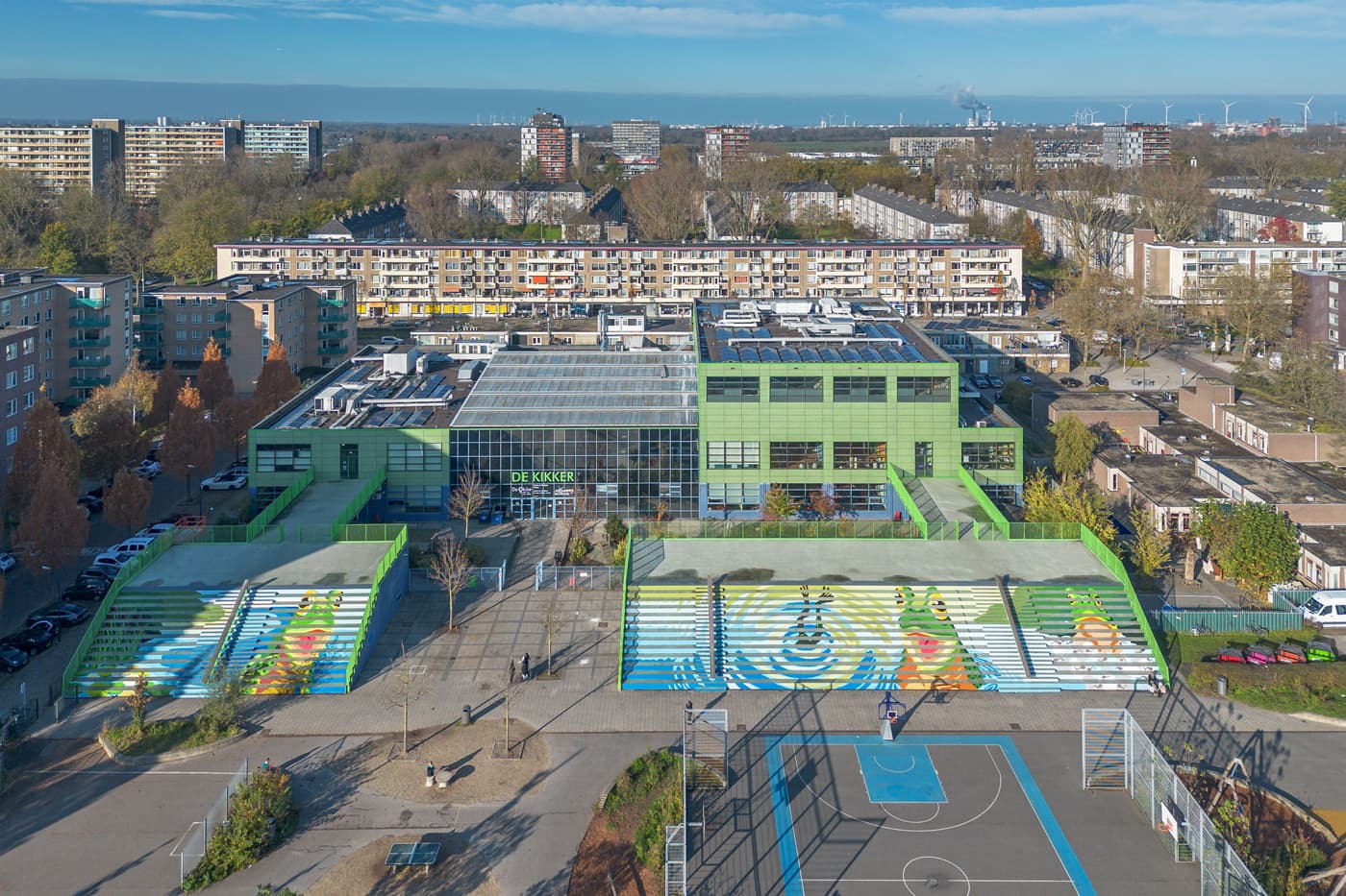 Groen gekleurde zonnepanelen op gevel Brede school De Kikker, Osdorp, Amsterdam | Green colored solar panels on the facade of the De Kikker comprehensive school, Osdorp, Amsterdam | Grüne Sonnenkollektoren an der Fassade der De Kikker Community School, Osdorp, Amsterdam | Solarix
