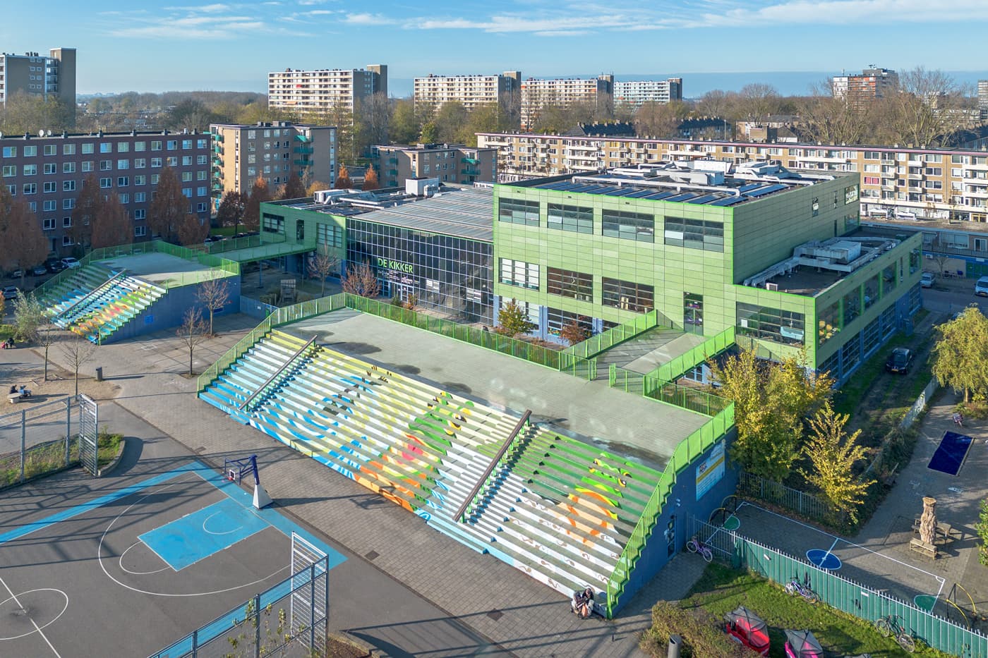 Frisgroen gekleurde zonnegevel voor Brede school De Kikker Amsterdam | Fresh green colored solar facade for Comprehensive school De Kikker Amsterdam | Frische grün gefärbte Solarfassade für die De Kikker Community School Amsterdam | Solarix