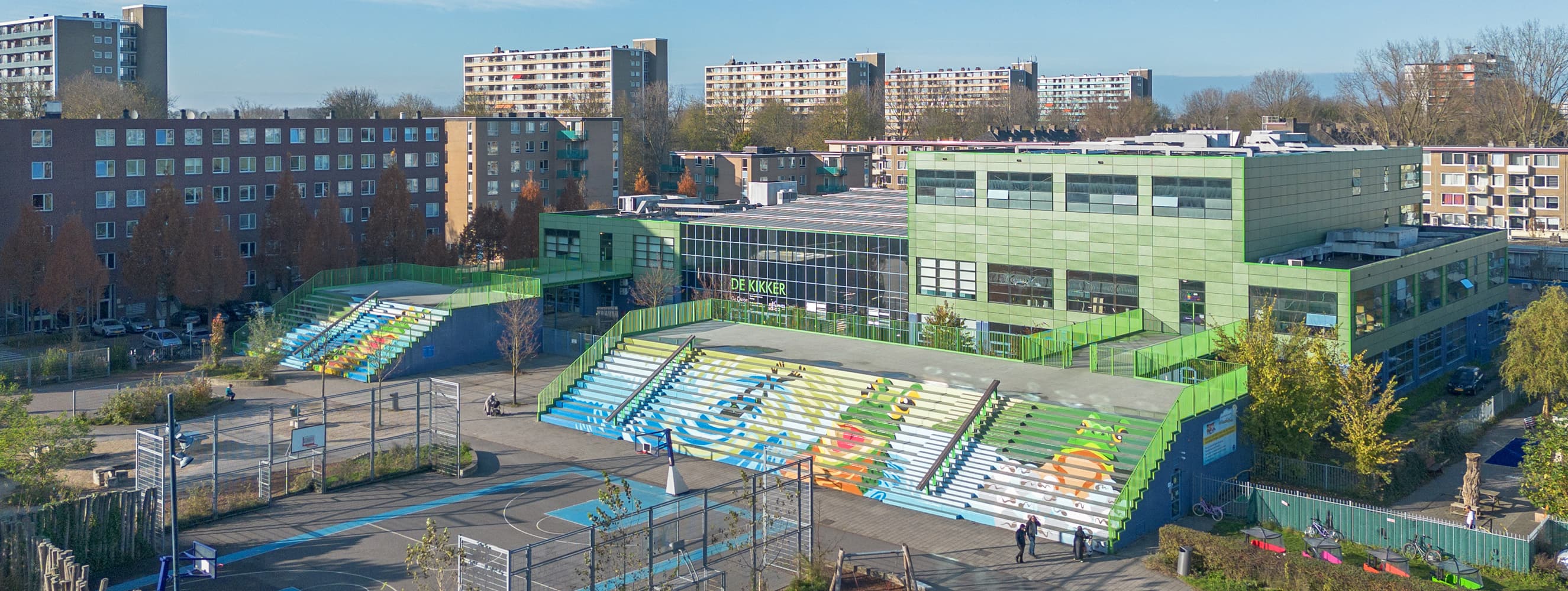 Groen gekleurde zonnepanelen op gevel Brede school De Kikker, Osdorp, Amsterdam | Green colored solar panels on the facade of the De Kikker comprehensive school, Osdorp, Amsterdam | Grüne Sonnenkollektoren an der Fassade der De Kikker Community School, Osdorp, Amsterdam | Solarix