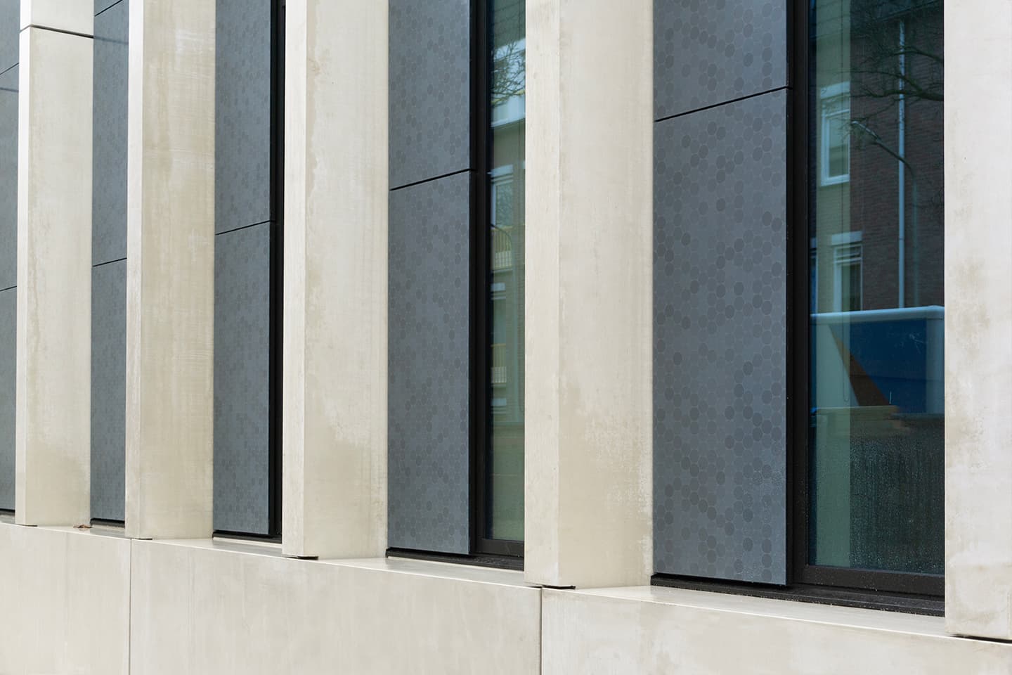 Installatie design zonnepanelen gevel dsm-firmenich Maastricht | Solarix