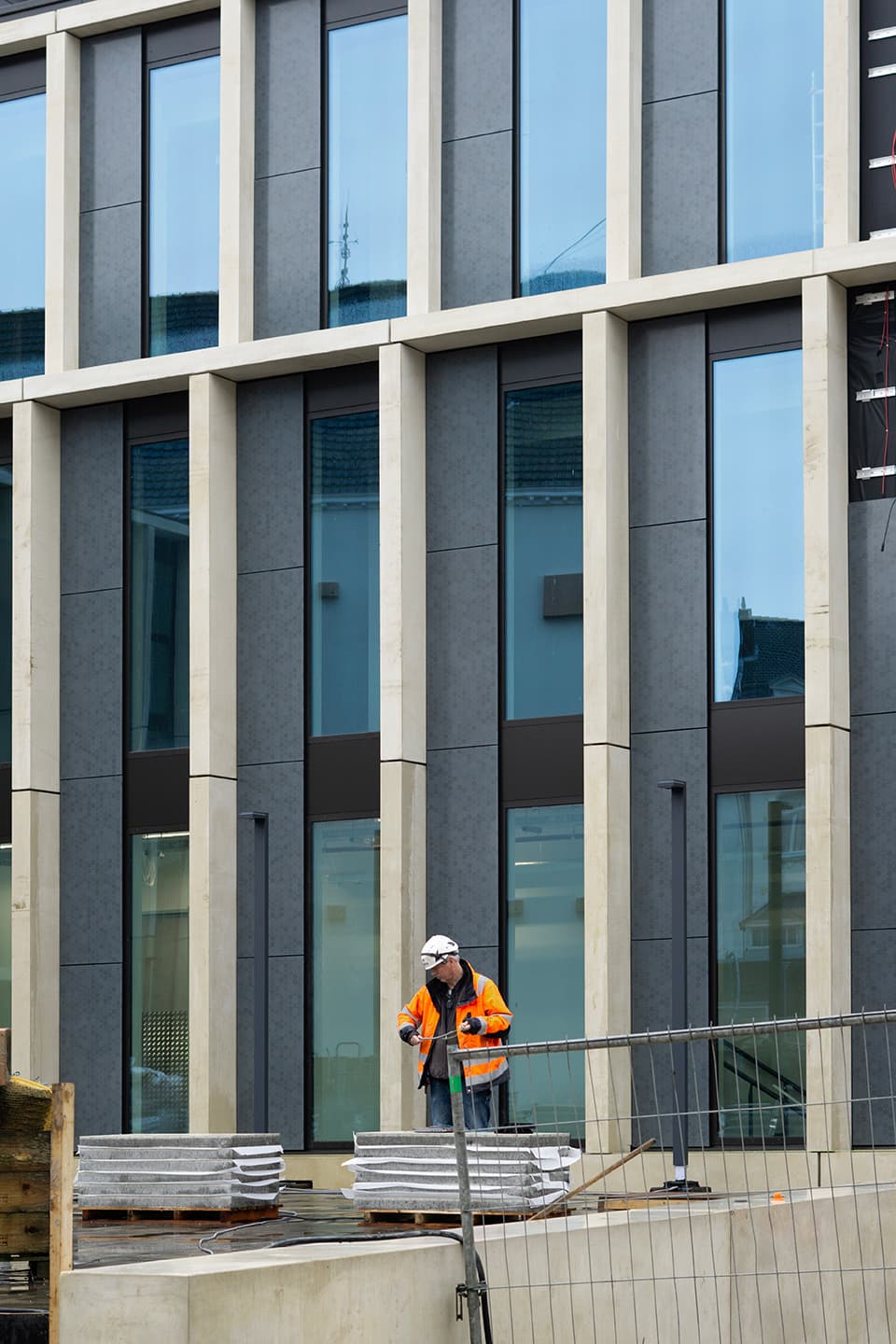 Installatie design zonnepanelen gevel dsm-firmenich Maastricht | Solarix