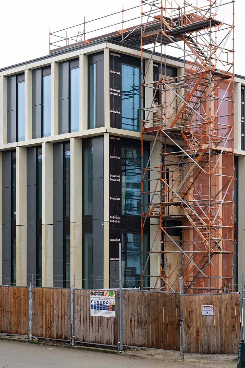 Installatie design zonnepanelen gevel DSM-Firmenich Maastricht | SolarixInstallatie design zonnepanelen gevel dsm-firmenich Maastricht | Solarix