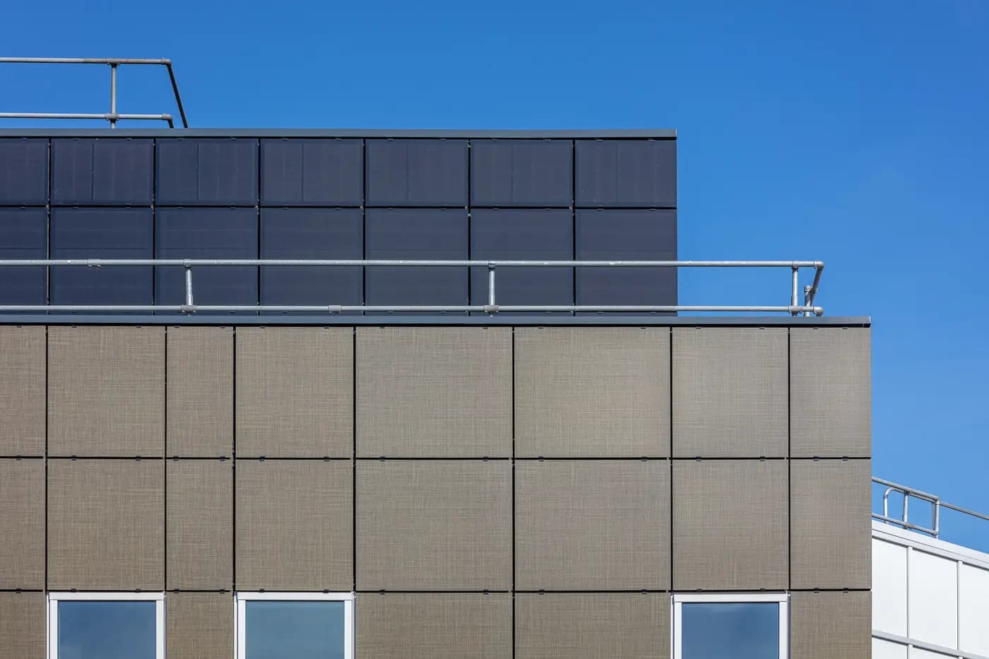 Efficiënte, kleikleurige zonnegevel voor ING kantoor Almere | Efficient, clay-coloured solar facade for ING office in Almere | Effiziente, lehmfarbene Solarfassade für das ING-Büro in Almere | Solarix