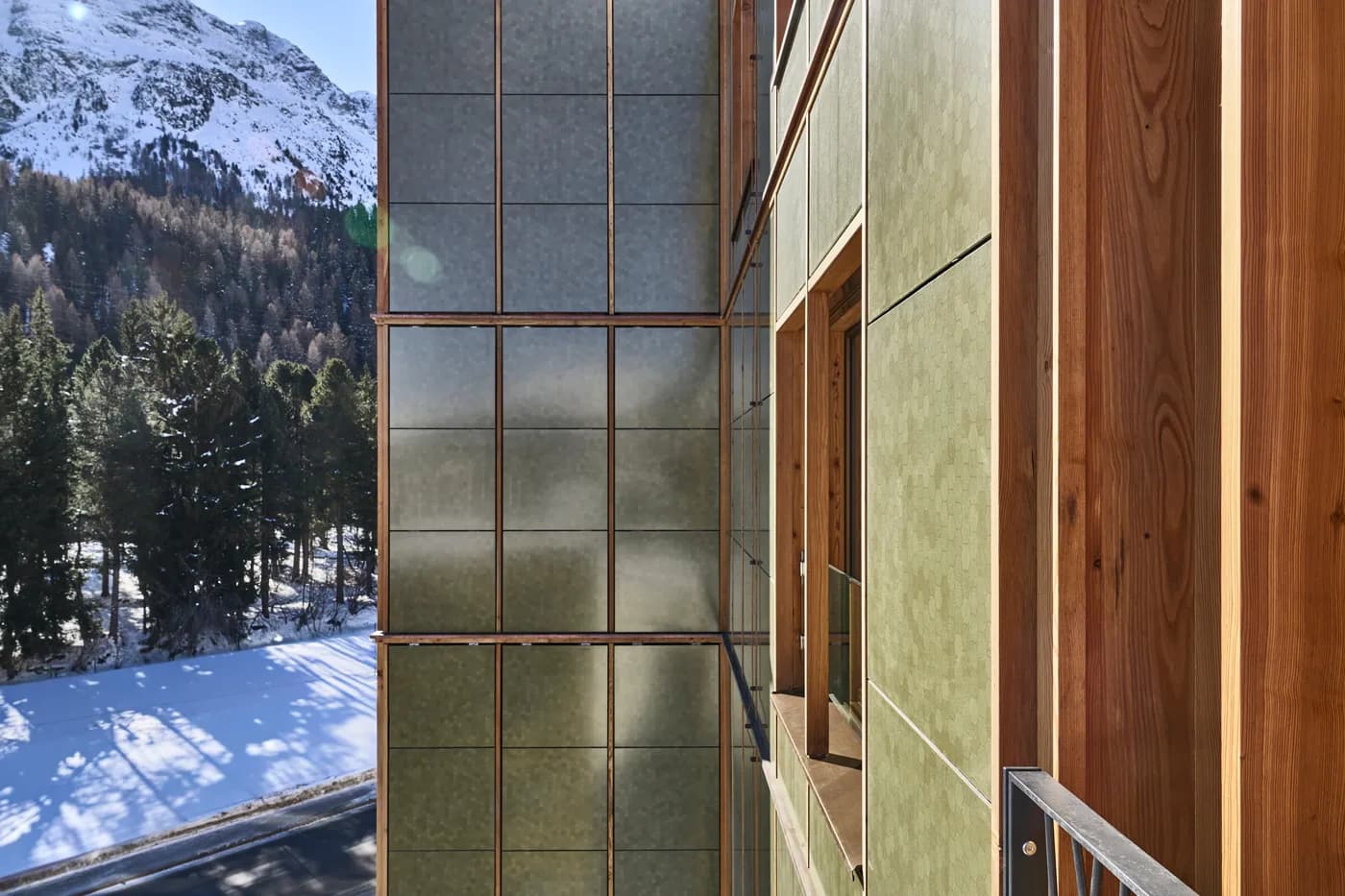 Efficiënte gekleurde zonnegevel voor Hotel Laudinella, St. Moritz | Efficient coloured solar facade for Hotel Laudinella, St. Moritz | Effiziente farbige Solarfassade für das Hotel Laudinella, St. Moritz | Solarix