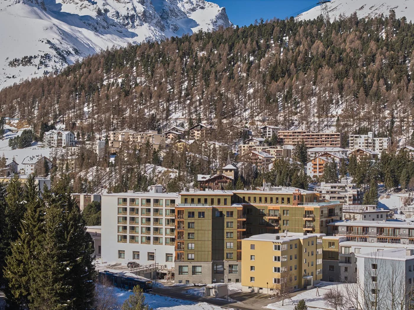 Efficiënte gekleurde zonnegevel voor Hotel Laudinella, St. Moritz | Efficient coloured solar facade for Hotel Laudinella, St. Moritz | Effiziente farbige Solarfassade für das Hotel Laudinella, St. Moritz | Solarix