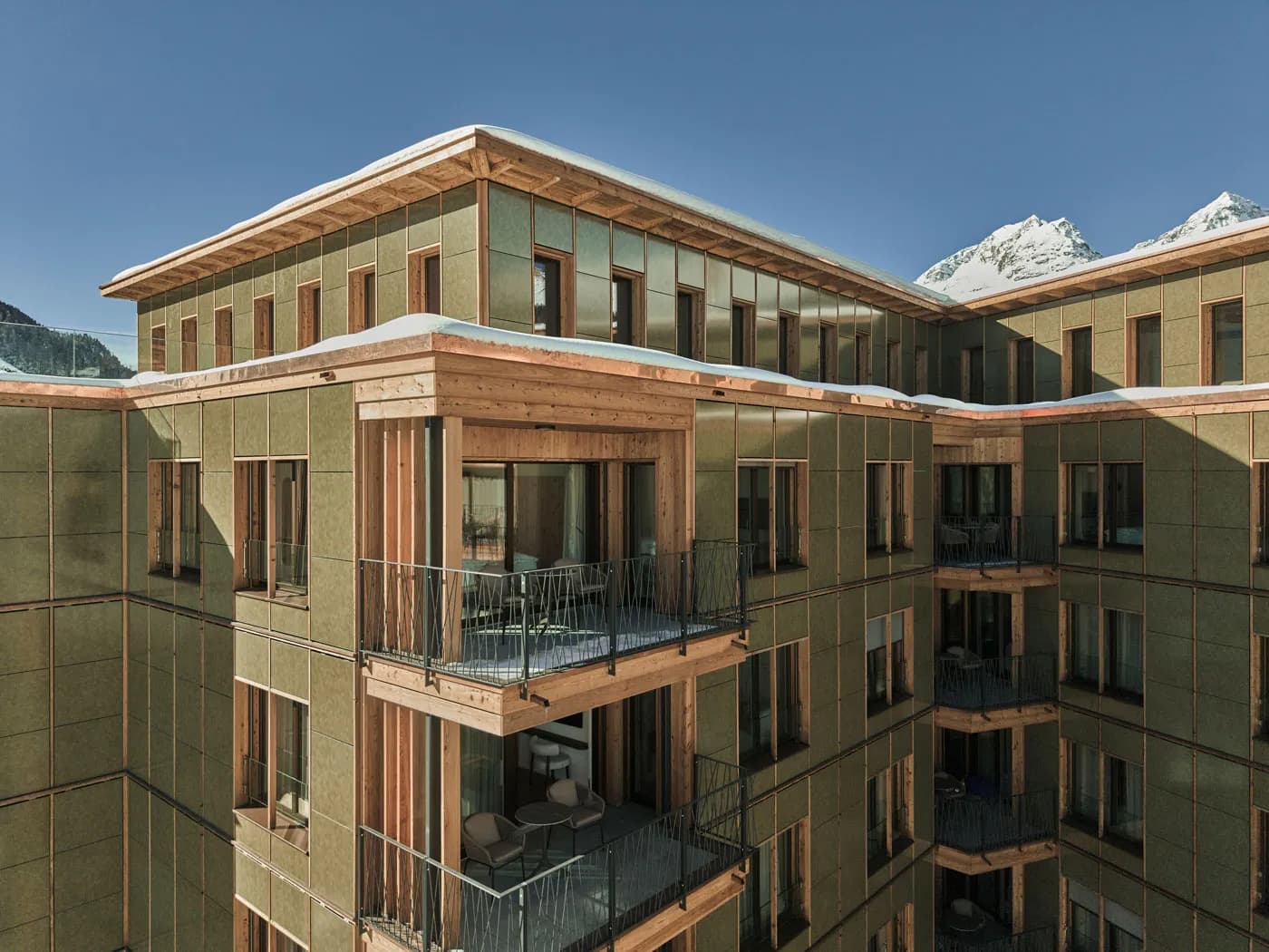 Efficiënte gekleurde zonnegevel voor Hotel Laudinella, St. Moritz | Efficient coloured solar facade for Hotel Laudinella, St. Moritz | Effiziente farbige Solarfassade für das Hotel Laudinella, St. Moritz | Solarix