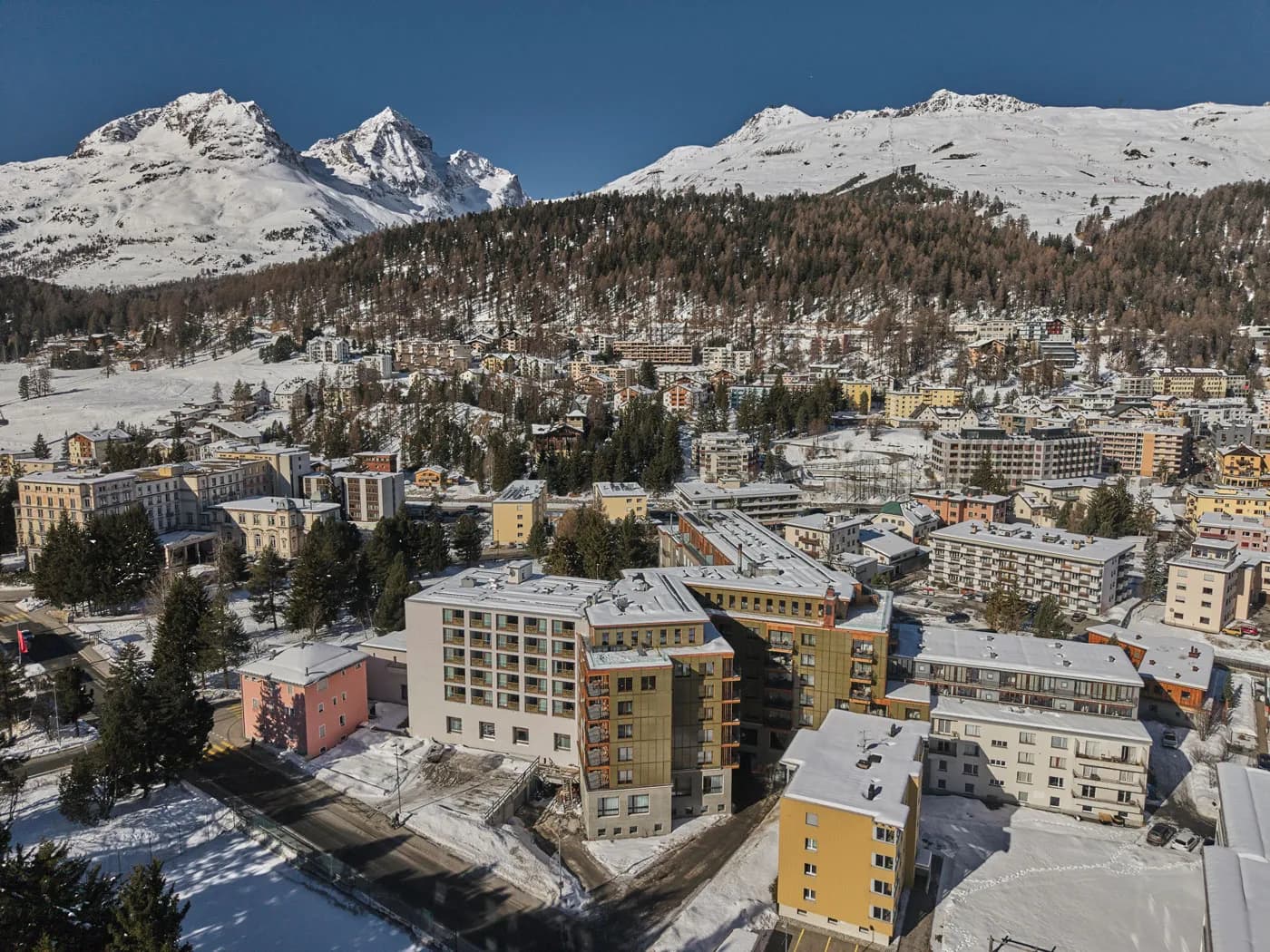 Efficiënte gekleurde zonnegevel voor Hotel Laudinella, St. Moritz | Efficient coloured solar facade for Hotel Laudinella, St. Moritz | Effiziente farbige Solarfassade für das Hotel Laudinella, St. Moritz | Solarix