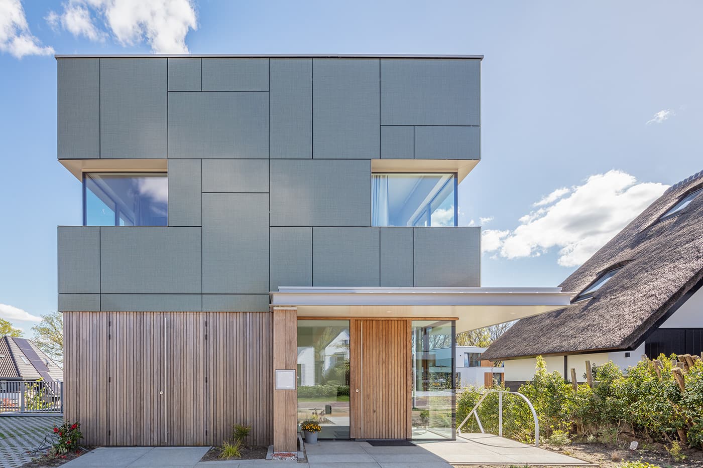 Energie-opwekkende woning in Lichtenberg met gekleurde zonnepanelen in de gevel | Energy-generating house in Lichtenberg with colored solar panels in the facade | Energieerzeugendes Haus in Lichtenberg mit farbigen Photovoltaik für Fassade |Amersfoort | Solarix