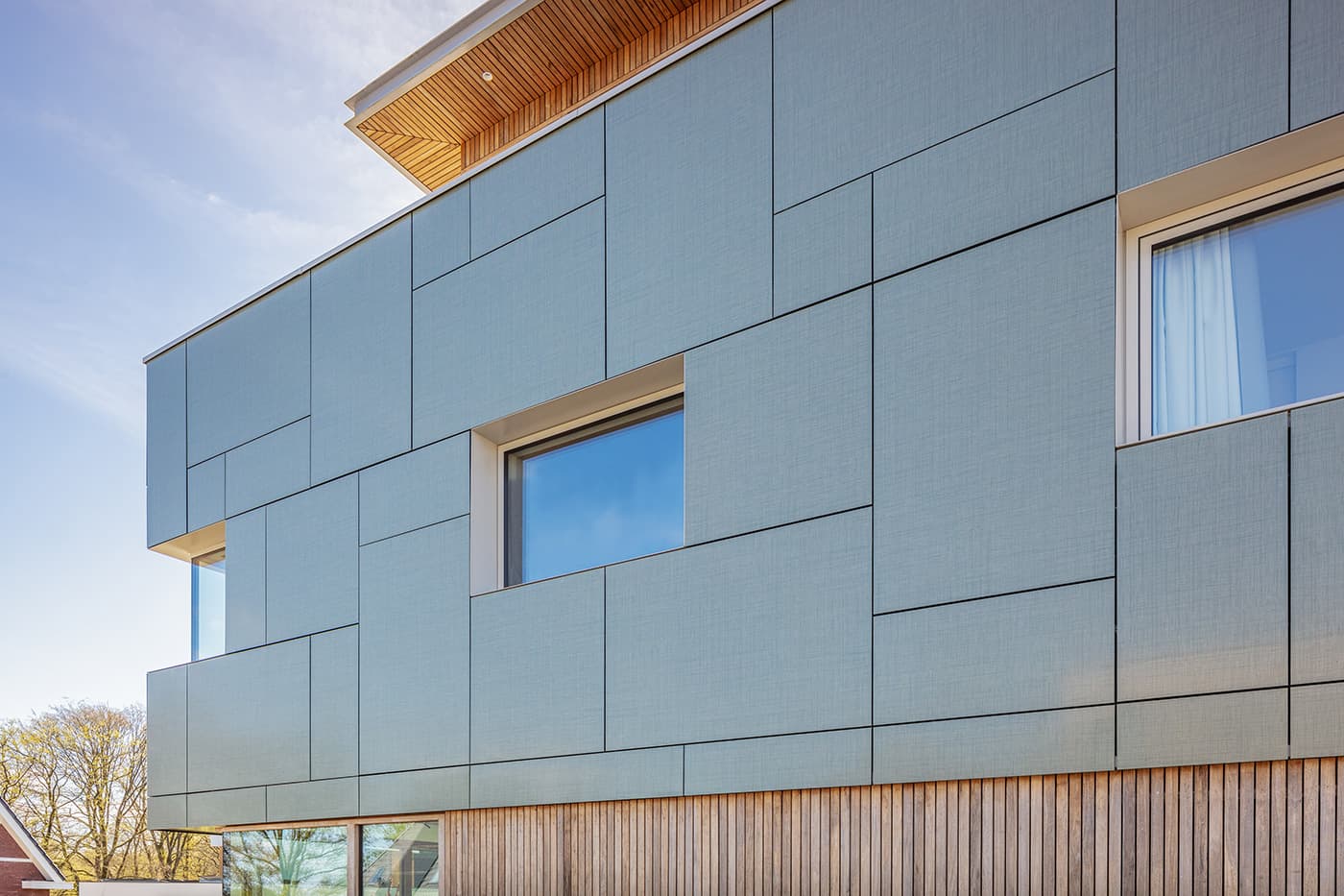 Circulair bouwen met gekleurde zonnepanelen in de gevel | Circular construction with colored solar panels in the facade | Kreisförmige Konstruktion mit farbigen Solarmodulen in der Fassade | Amersfoort | Solarix