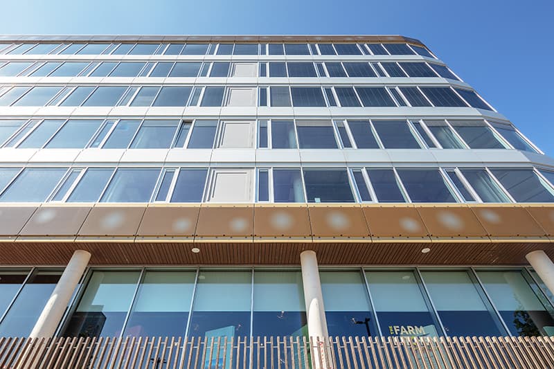 Gouden zonnepanelen op gevel Pharos Hoofddorp | Solarix