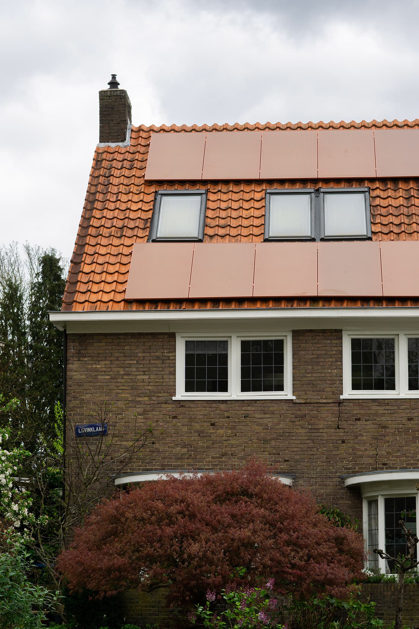 Oplevering eerste projecten met terracotta zonnepanelen op het dak | Solarix